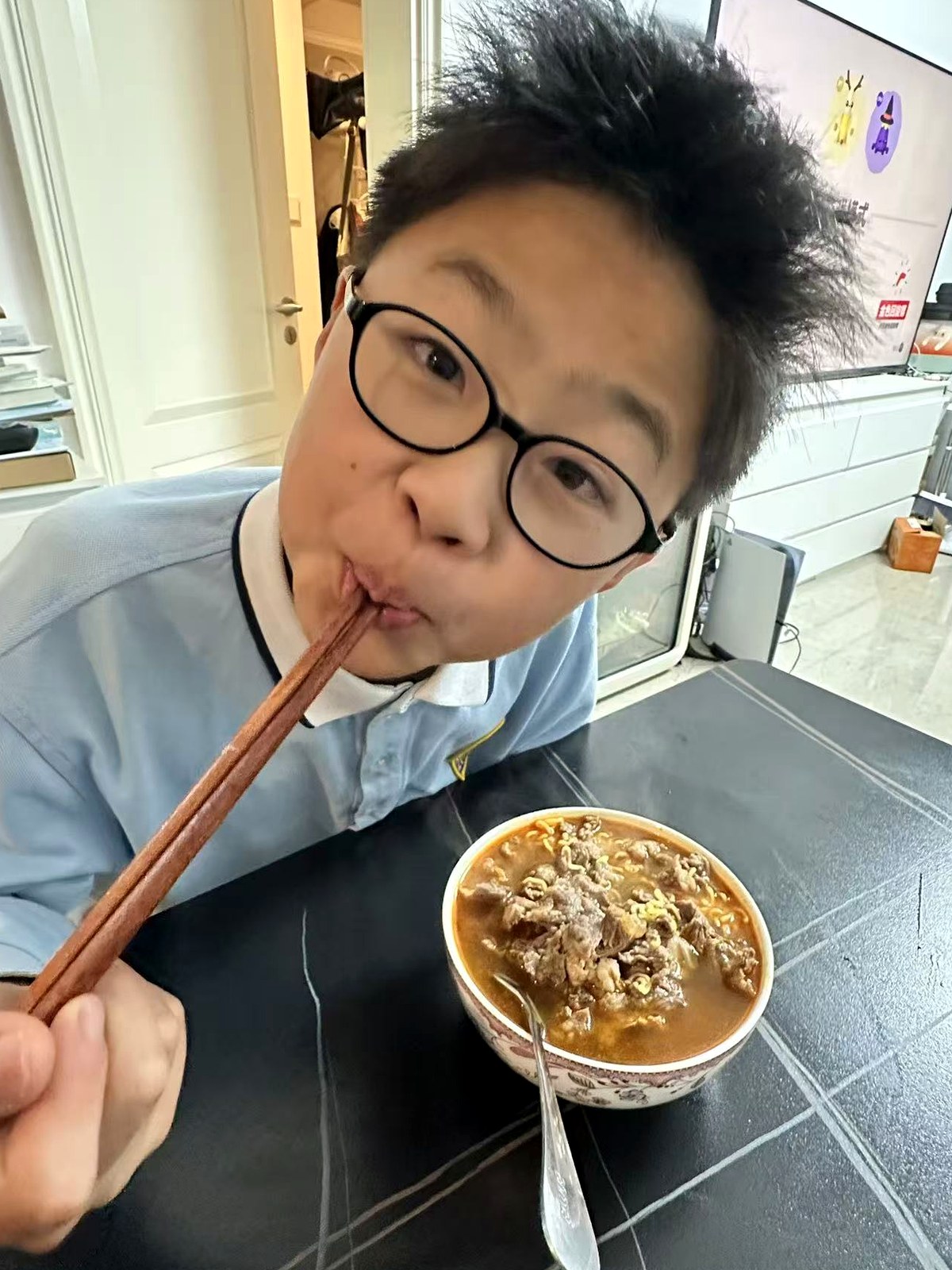 楼铮在家里吃面。